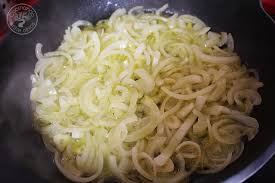 Uno de los platos que no pueden faltar en nuestra dieta es el noodles con calamares encebollados y ají. Como Hacer Calamares Encebollados Con Cerveza Cocinando Entre Olivos