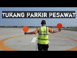 Syarat menjadi juru parkir pesawat : Tukang Parkir Pesawat Youtube
