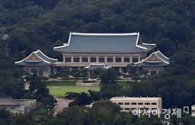 이날 임명된 김진국 민정수석은 서울대 법학과 및 사법고시(29회) 출신으로, 변호사로 활동하다 노무현 정부 청와대에서 법무비서관을 지냈다. ì†ë³´ é' ì‹ ìž„ ë¯¼ì •ìˆ˜ì„ì— ê¹€ì§„êµ­ ê°ì‚¬ìœ„ì› ì•„ì‹œì•„ê²½ì œ
