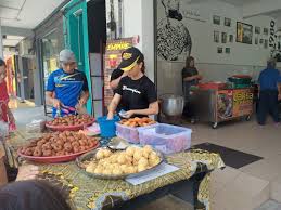 Perniagaan kuih keria antarabangsa hajah rahmah yang diperkenalkan sejak 1979 itu kini diuruskan oleh junaidah. Kuih Keria Antarabangsa Hj Jalil Kini Berpindah Cerita Ceriti Ceritu Mamapipie