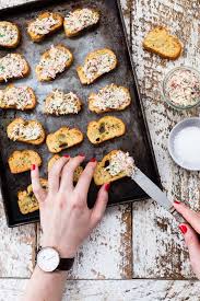 Beurre De Radis Et Ciboulette Crostini A L Huile D Olive Infusee Au Cumin D Aimee Alimentation Recettes D Amuse Gueules Recette Tartine