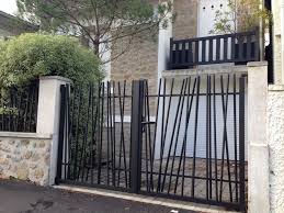 Portail Alu Battant Pyla A Tubes Asymetriques Lmc Ouvertures Portail Alu Portail Portail Maison