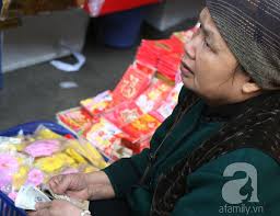 Dân Hàng Mã "méo mặt" vì khách sắm Tết đìu hiu