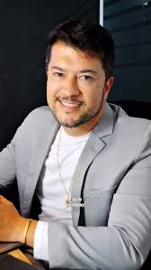 Fred Sampaio faz participação especial com Durval Lelys na Dom Basílio  Folia 2025 O cantor e compositor conquistense Fred Sampaio marcou presença  na tradicional micareta Dom Basílio Folia 2025, com uma participação