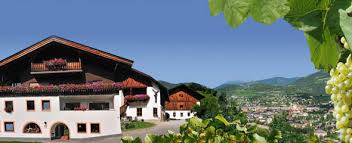 Hier wachsten komplexe weine mit eleganz, mineralität und frische. Torggelen In Brixen Und Seine Feriendorfer Brixen Torggelen Im Eisacktal In Brixen