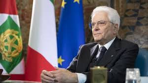 Non ha forse avuto il tempo, come napolitano nel rione monti, di costruire un rapporto d'adozione con quest'angolo di. Coronavirus La Pasqua Solitaria Di Mattarella Al Quirinale Senza La Famiglia La Repubblica