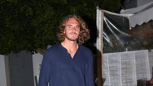 Tsitsipas a câștigat primul său meci atp la sfârșitul anului 2017 și a urcat rapid în clasamentul atp anul următor. O Stefanos Tsitsipas Agkalia Me Ta Adelfoys Toy Paylo Kai Petro H Fwtografia Apo To Ntoympai Bovary