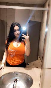 Hooters girl : r2busty2hide