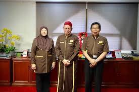 Pengasas dan pemilik kumpulan ramly, dato' haji ramly bin mokni, 64, adalah anak kepada petani yang dilahirkan di tanjung piandang, parit buntar, perak. Kunjungan Hormat Ybhg Dato Ramly Halal Kiosk Malaysia Facebook