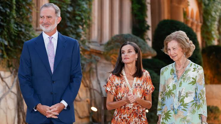 600 invitados, abrazos espontáneos y cena con estrella Michelin: así ha  sido la recepción de Felipe VI, la reina Letizia y doña Sofía en Marivent |  Vanity Fair