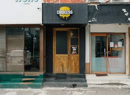 Tapi apalah arti sebuah nama, kafe ini sepertinya ingin menunjukkan arti sebuah kebebasan dalam menikmati. All Out And Lawless Burger Manual Jakarta