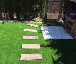 gazon synthetique modele iris et son chemin pave gazon synthetique pelouse artificielle gazon