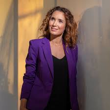 Elle y réalise des reportages, puis devient présentatrice du 12/13. Marie Sophie Lacarrau Ses Confidences Sur Le Divorce De Ses Parents Femme Actuelle Le Mag