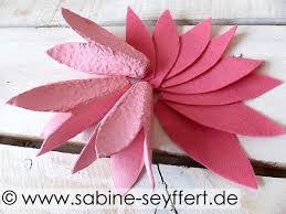 Das geht ziemlich schwer, lass dir dabei helfen. Diy Basteln Mit Eierkartons Tulpen Zum Geburtstag Upcycling Incl Bastelanleitung Blog Sabine Seyffert