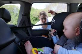 CÁCH XỬ LÝ KHI TRẺ BỊ MẮC KẸT TRONG XE Ô TÔ