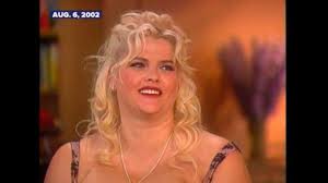 В пупке, пять проколов в левом ухе, два прокола в правом ухе; Larry Birkhead Reflects On Relationship With Anna Nicole Smith What She Was Really Like In Private Abc News