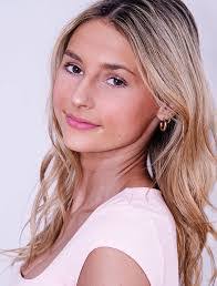 Julia Nelson's Instagram, Twitter & Facebook