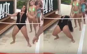 Arena maillot de bain pour femme solid. Elle Fait Du Limbo Et Son Maillot De Bain Va Se Dechirer Oups