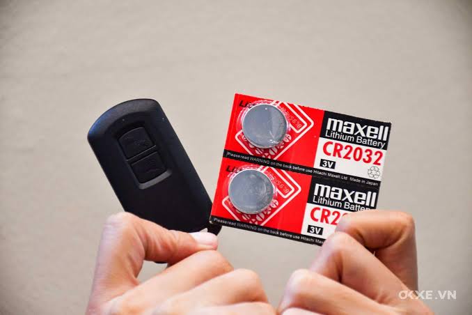 Hướng dẫn chi tiết c&aacute;ch thay pin kh&oacute;a smartkey xe tay ga