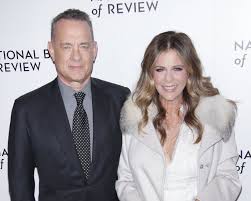 Hanks's movie debut was a slasher film that's an obvious halloween knockoff, right down to the mask and music. Tom Hanks Und Rita Wilson Zuruck In Den Usa