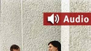 Ich wart seit wochen, auf diesen tag und tanz vor freude, über den asphalt als wär's ein rythmus, als gäb's ein lied das mich immer weiter, durch die straßen zieht komm dir entgegen, dich abzuholen, wie ausgemacht zu der selben uhrzeit, am selben treffpunkt, wie letztes mal durch das gedränge, der menschenmenge bahnen wir uns. Tourdaten Mitte Karaoke Feuilleton Faz