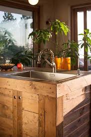 Fabriquer un îlot de cuisine avec des meubles de cuisine. 23 Utilisations Incroyables Des Vieilles Palettes En Bois Pour La Cuisine