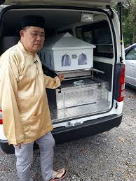 Pembaca dapat menjadikan kisah hidup insan ini sebagai inpirasi yang sedia membantu sesiapa sahaja apabila diperlukan. Local Philanthropist Uncle Kentang Wants To Become A Sugar Baby For A Good Cause News Rojak Daily