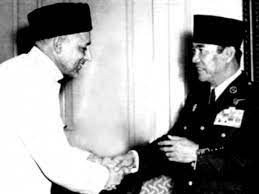 Ras yang cepat berevolusi akan maju, sedangkan ras yang lambat berevolusi akan tertinggal jauh bahkan terlihat masih primitif setingkat kera. Keindahan Terlihat Dari Objek Yang Dilihat Adalah Pandangan Dari Teori Guru Jpg