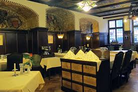 Deutsches haus (dinkelsbühl) das deutsche haus am weinmarkt in dinkelsbühl ist ein fachwerkhaus, im kern aus dem 15. Where To Eat In Dinkelsbuhl The Best Restaurants And Bars