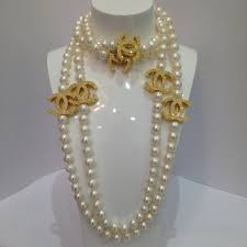 It works well with both high and low necklines, with 18 inches being considered the classic length for a pearl necklace. Pearl Necklace Jewellery Gemstones Necklace Auctionet