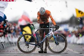 In vergelijking met le samyn werd er wel een ander stuurframe op gezet, om problemen te vermijden. Step By Step Assembly Of Van Der Poel S Canyon Cf Slx Inflite