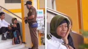 Info terbaru soal jadwal tes skd cpns dan seleksi kompetensi bagi pppk. Viral Potret Ibu Duduk Di Tangga Temani Anak Tes Cpns Warganet Menahan Tangis