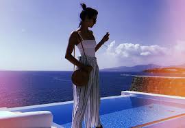 Numeroasele recenzii ale turiștilor care vin aici în fiecare an dovedesc că acest loc este unul dintre cele mai bune stațiuni din țară. Cum Sa Te Imbraci Cand Pleci In Vacanta Inspira Te De La Vedete Andreea Raicu