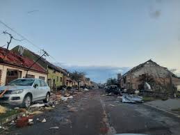 24 июня по чехии пронесся мощный торнадо — три человека погибли, 150 пострадали, разрушены здания по чехии пронесся мощный торнадо — фото, видео. Jweuwor2kuctfm