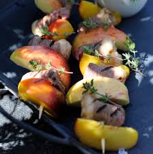 Decouvrez La Recette Brochettes De Magret De Canard Aux Fruits Sur Cuisineactuelle Fr Magret De Canard Recette Canard Recette