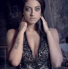 Η νεαρή τραγουδίστρια με το κομμάτι. Stefania Gkoyrneloy Exw Bre8ei Na Kanw Eteroklhta Pragmata Ki Ayto Einai Poy Me Mageyei Kaba Texnhs Kaba Texnhs