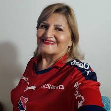 Mi madre es un poema, de blanca cabellera. Que tiene a flor de labios, un  gesto de perdón. Cuando tras larga ausencia, regreso ella me espera,. Me  abraza como a un niño,