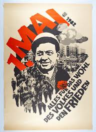 Plakat anlässlich des 1.mai.<br/><br/>zentral ist auf dem weißen plakat eine übergroße, rote nelke abgebildet (fotografie).<br/><br/>links unten steht in schwarzer schrift. Plakat 1 Mai 1982 Alles Fur Wohl Des Volkes Und Den Frieden Ddr Museum Berlin