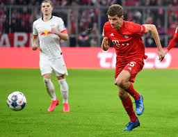 Robert lewangoalski thomas muller hilariously giving the best player awards to his horses. Thomas Muller Opens The Door To Possible Bayern Exit