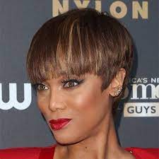 Extra Short Bob Mit Pony Hervorragende Frisuren Fur Damen Mit Kurzem Und Glattem Haar Neueste Frisuren 2018 Kurze Gerade Frisuren Haarschnitt Brunette Haarfarbe