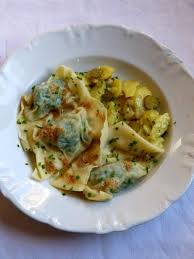 Omas Maultaschen Mit Kartoffelsalat Fast Salzkorn Meine Gartenkuche Kartoffelsalat Maultaschen Rezept Lebensmittel Essen