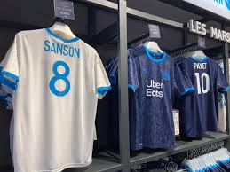 Il évolue au stade vélodrome qui a une capacité de 60013 places. De Nouveaux Flocages Pour Les Maillots 2020 2021 De L Om