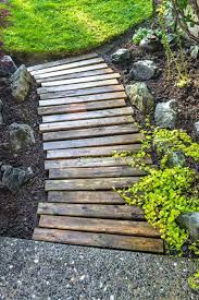 Gartengestaltung Pflegeleicht Einen Pfad Aus Holz Steine Und Grune Pflanzen Schlaue Entscheidung Garten Ideen Garten Gartenarbeit