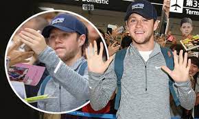 Niall Horan is swamped by fans as he arrives in Japan | Daily Mail Online