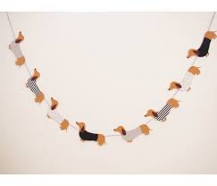 Mini Guirlande Contenant 8 Teckels Et Ses 4 Designs Differents A Enfiler Sur La Cordelette Noir Et Blanche Fournie A Decoration Anniversaire Guirlande Chien
