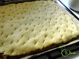 Separam oaule, iar albusul il batem spuma cu praful de sare si zaharul, peste adaugam galbesurile pe rand si mixam pana le incorcoram si pe ele. Placinta Frageda Cu Mere Dupa Reteta Bunicii Retete Originale Cu Nicole