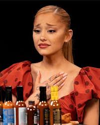 Ariana Grande 剛剛聲稱她從來沒有做過任何整形,你怎麼評價她最近的長相?