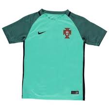 Joueur clé du championnat d'europe (1) :cristiano ronaldo (2016) meilleur jeune joueur du championnat d'europe (1) :renato sanches (2016) meilleur buteur de la coupe du monde (1). Achat Maillot Portugal Vert 2016 Pas Cher Neuf Ou Occasion Rakutens