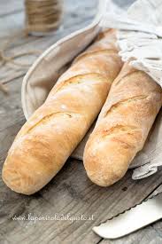 La cosa più bella del preparare il pane fatto in casa è che è possibile sbizzarrirsi in moltissime varianti e ricette golose. Baguette Il Pane Francese Fatto In Casa Ricetta Facile