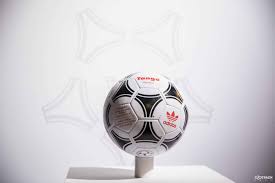 Ce ballon de foot euro 2016 offre à la fois la qualité et la durabilité. Tous Les Ballons De Foot Adidas De L Euro Depuis 1960
